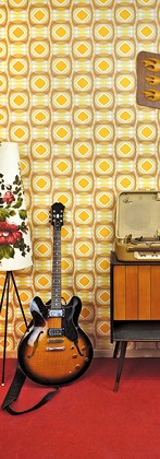 Lesezeichen „Gitarre im Retro-Wohnzimmer“